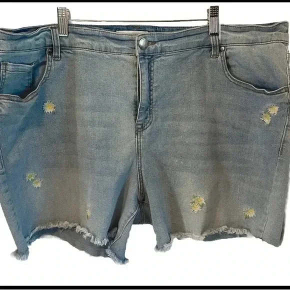 Lane Bryant Denim Shorts Emroidered Daisies sz 20 raw edge - Picture 2 of 6